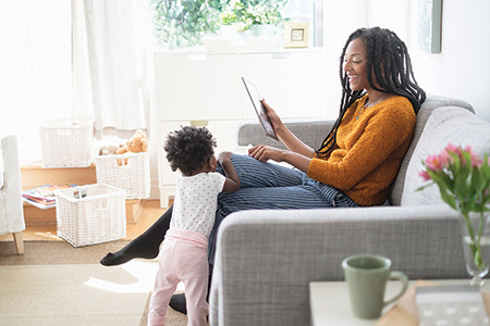 MFH_ContactUS Mother on tablet with daughter at home