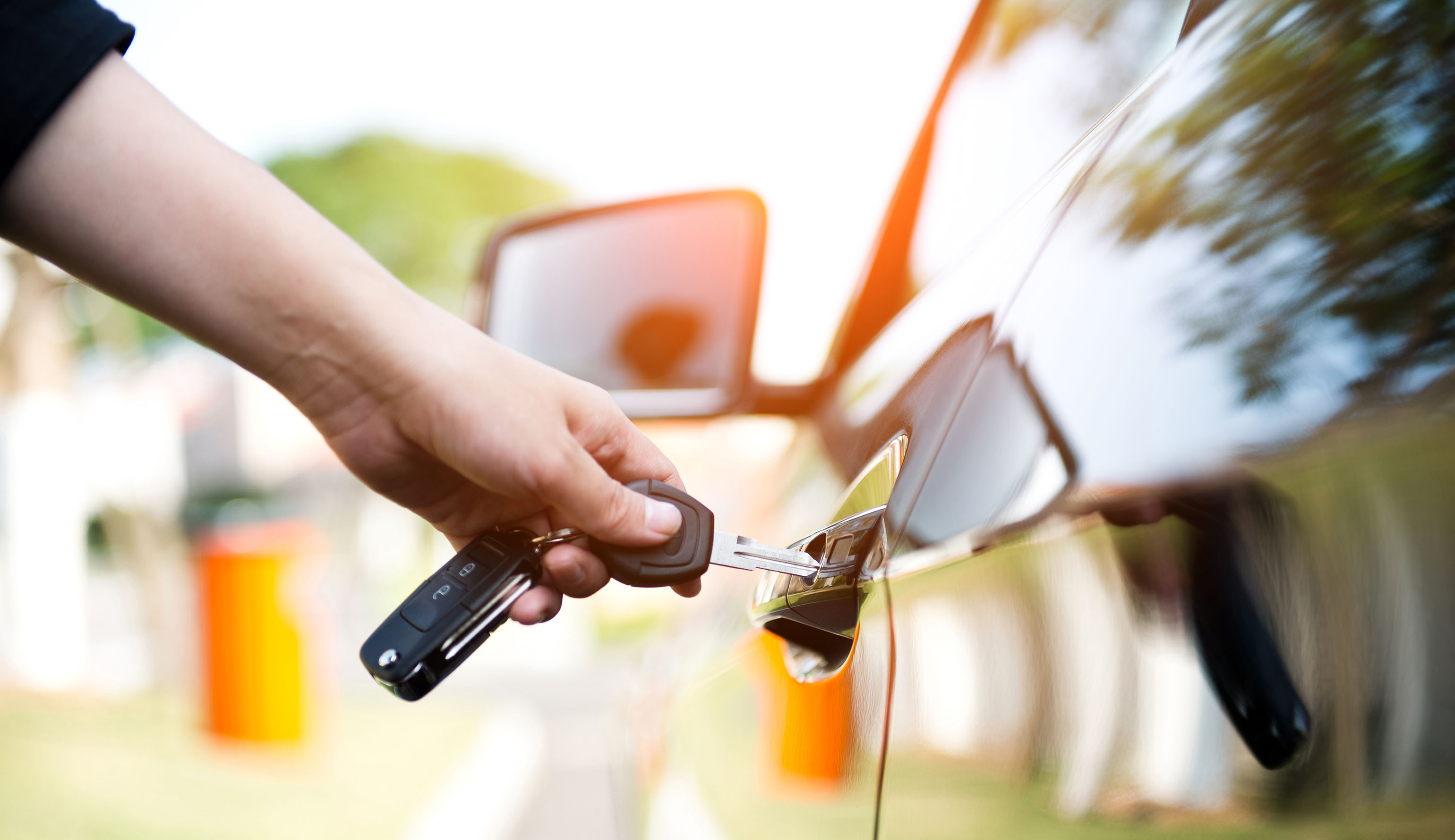 KeyAssist_toolkit Person inserting key into the keyhole of a car