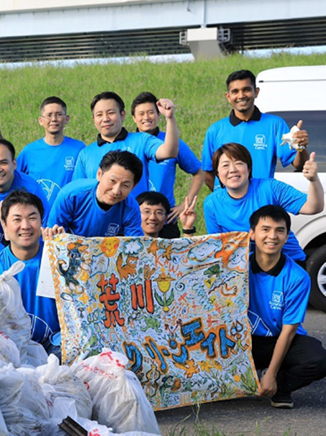 Assurant Coworkers holding banner Assurant Coworkers holding a banner